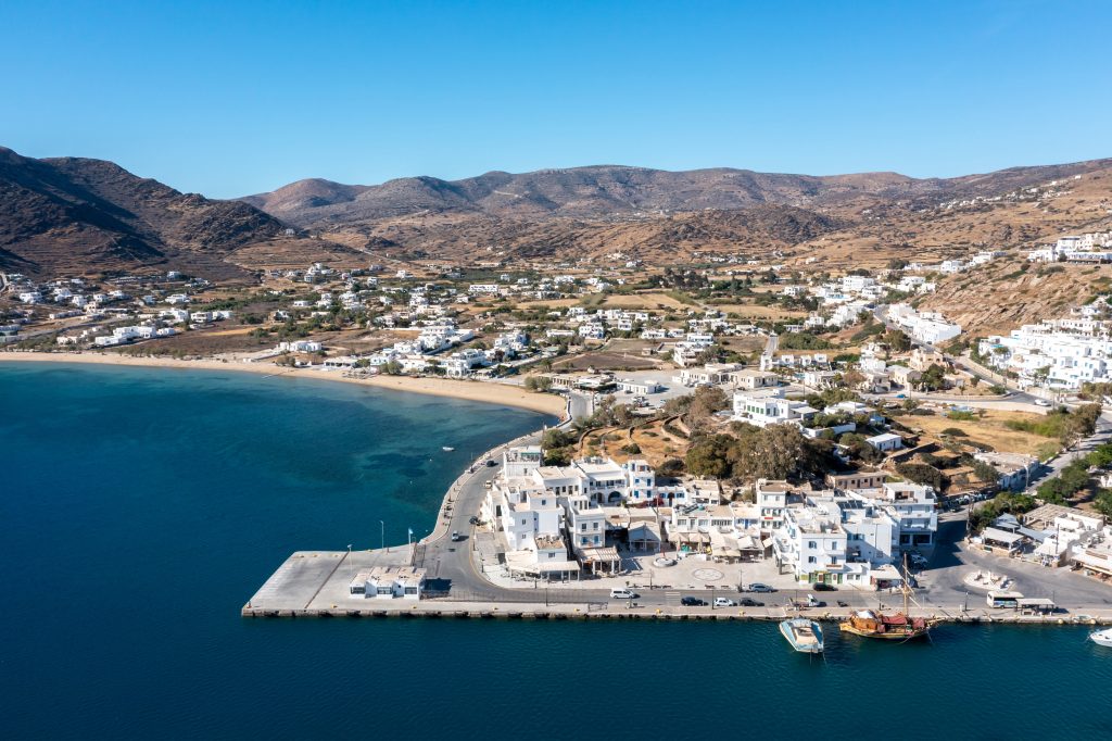 Port de l'île d'Ios Nios Cyclades destination estivale Grèce. Vue aérienne du drone
