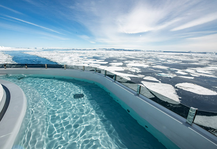 Piscine chauffée dans un navire d'expédition polaire