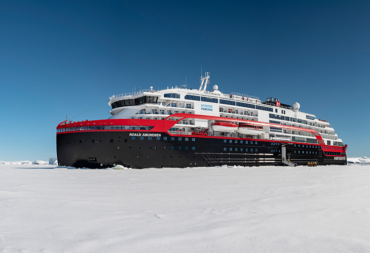 Le Roald Amundsen, navire écologique d'Hurtigruten en Antarctique